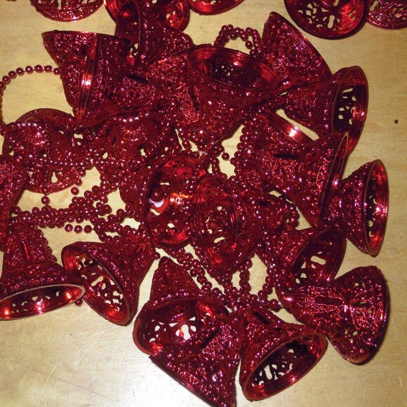 9 String Lot Vintage Metallic Red Plastic Beaded Christmas Garland Bells Musical - Picture 5 of 6